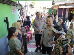 Kapolrestabes Surabaya Blusukan Bagikan Sembako ke Warga Gubeng Masjid