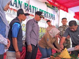Bupati Majalengka Letakkan Batu Pertama Jembatan Garuda di Dusun Cipari