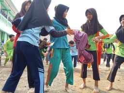 SMPN 1 Petarukan Gelar Lomba Estafet Sarung dan Kebersihan K3 serta Pengukuhan Paskibraka