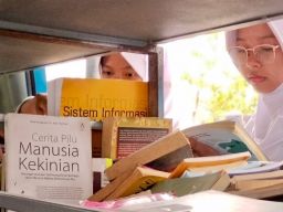 Gadget Makin Dekat, Pelajar Sumedang Justru Antusias Memburu Buku di Perpustakaan Keliling
