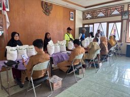 Terima Kasih, Pak Presiden! Ribuan Warga Mulyoharjo Tersenyum Usai Terima Bantuan Beras