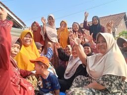 Emak-emak Patungan Biayai Calon Kades di Pemalang