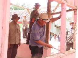 Gotong Royong Bedah 22 Rumah, Kwarcab Majalengka Digancar Lencana Karya Bakti