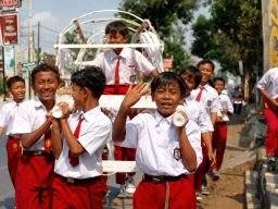 Mengaku Gabut, Anak SD di Pemalang Sulap Replika Keranda Bekas Karnaval Jadi Hiburan
