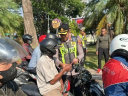 Kapolrestabes Surabaya Turun ke Jalan, Bagikan Helm untuk Pengendara Tertib