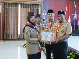Kak Eman Raih Lencana Karya Bakti, Pramuka Majalengka Bangun 22 Rutilahu