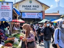 Jaga Kesehatan di Tengah Abu Vulkanik, BPBD Pemalang Imbau Warga Gunakan Masker Saat di Luar Ruangan