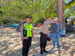Cegah Kecelakaan Laut, Polisi Awasi Ketat Wisatawan di Pantai Balekamba