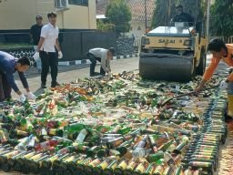 Polisi Musnahkan Hampir 20 Ribu Botol Miras, Peredaran Mulai Menipis