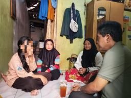 Imam Syafi’i Sambangi Rumah Warga, Bantu Kebutuhan Seragam Sekolah Siswa
