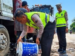 Satlantas Polres Pemalang Bersihkan Ceceran Oli di Pantura Comal Cegah Kecelakaan