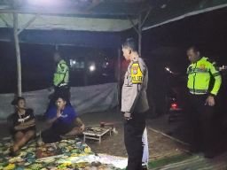 Sambangi Warung di Pasar Mojoagung, Polsek Ajak Warga Bersama Jaga Kamtibmas