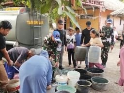Kemarau Panjang Yon TP 339 Salurkan Bantuan Air ke Warga Ujungjaya