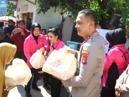 Peringati HKGB ke-74, Bhayangkari Tanjung Perak Gelontorkan Ratusan Paket Bansos