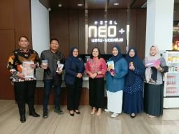 Hotel Neo Waru Sediakan Etalase Produk Rajutan UMKM Binaan YBM PLN