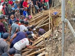 Dua Pekerja Meregang Nyawa di Lubang Pondasi Watukumpul