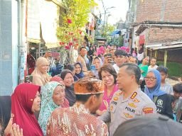 Kapolrestabes Surabaya Bersama Purnomo Polisi Baik Berikan Bantuan dan Beasiswa