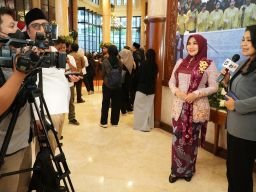 Dukung Kreativitas Seniman Lokal, Lia Nikmati Lukisan Budaya hingga Potret Gus Dur di DPRD Jatim