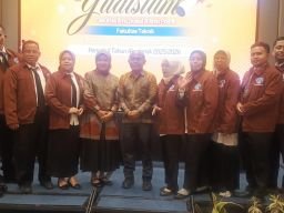Yudisium Perdana S2 FISIP Unipra Surabaya Luluskan 15 Mahasiswa Lintas Profesi ‎