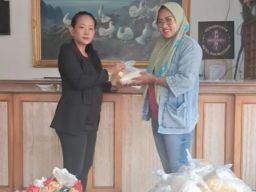 Hotel Merpati Merak Cilegon Berbagi Sembako dan Makanan Lewat Jum’at Berkah
