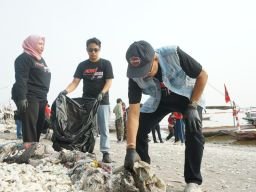 Merah Berani, Muda Beraksi, Ratusan Gen Z Surabaya Turun Tangan Bersihkan Pantai Kenjeran ‎