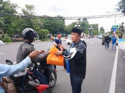 Pererat Kebersamaan, Forum Silaturahmi Akbar Arek-arek Surabaya Bagikan 1.000 Takjil di Depan Gedung