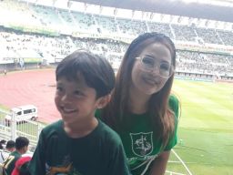 Ketua Srikandi MADAS Sedarah Florencia Turun ke GBT, Dukung Langsung Persebaya