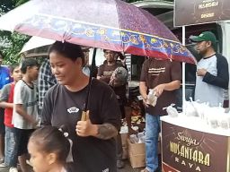 Indahnya Berbagi Takjil dalam Guyuran Hujan