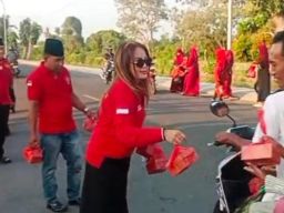 Tebar Kebaikan Srikandi MADAS Sedarah Berbagi Takjil di Tanah Merah Bangkalan