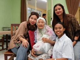 Premier Place Hotel Berbagi Kebahagiaan Ramadan dengan Lansia Griya Wreda Surabaya