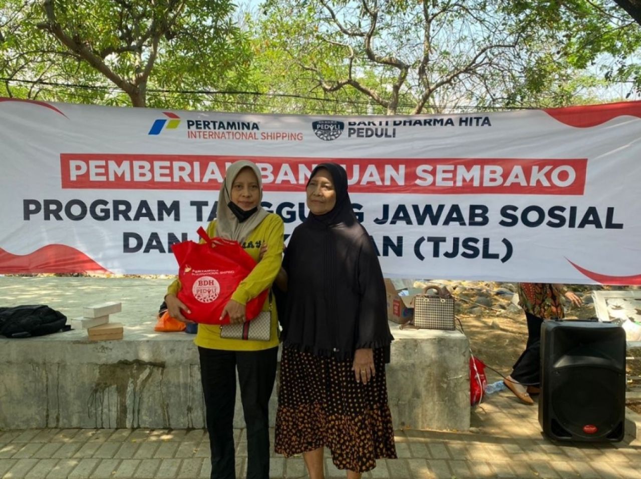 Pertamina dan Yayasan BDH Peduli saat membagikan sembako pada Gamis
