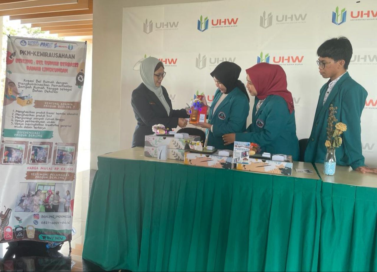 Mahasiswa Program Diploma 3 Universitas Hayam Wuruk (foto Restu)