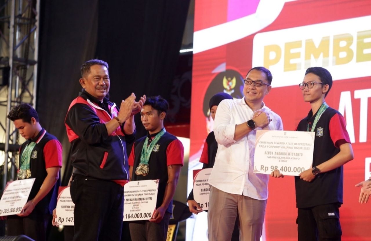Eri Cahyadi saat memberikan reward kepada atlet Surabaya yang berprestasi di Porprov VIII