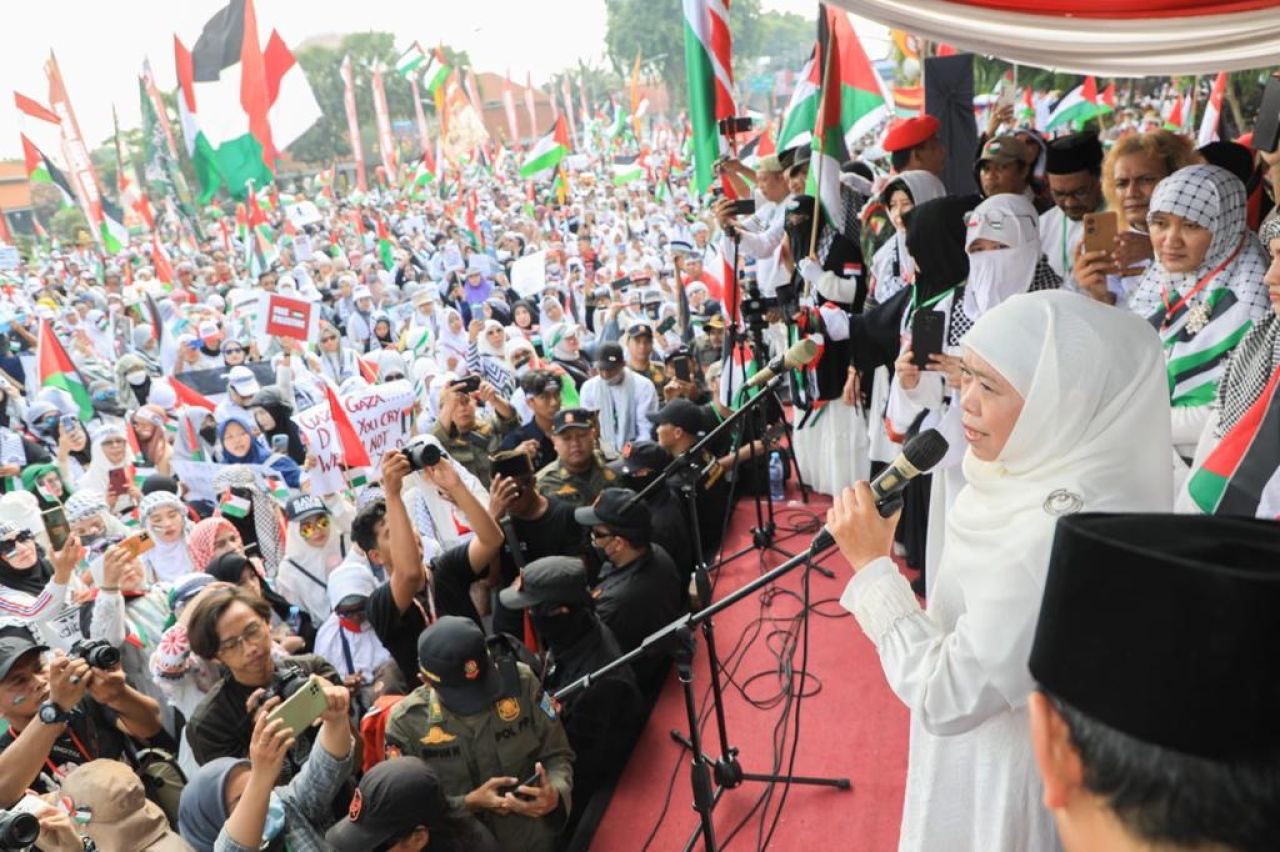 Bela Palestina, Ratusan Ribu Masyarakat Jawa Timur Gelar Aksi Damai di Depan Gedung Negara Grahadi
