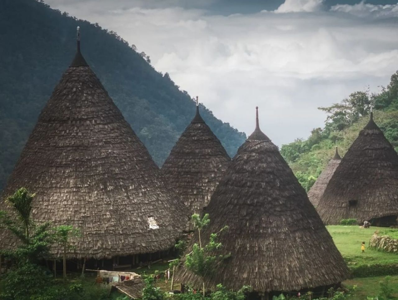 Terinspirasi Kehidupan Kampus yang Bergam, Mahasiswa Unitomo Lakukan Penelitian Rumah Adat Mbaru Niang