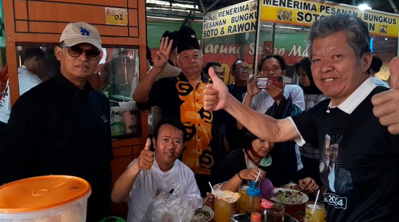 Politik Gembira Ala SIBER, Ajak Pengunjung Taman Bungkul Makan Rowon Kalkulator Gratis