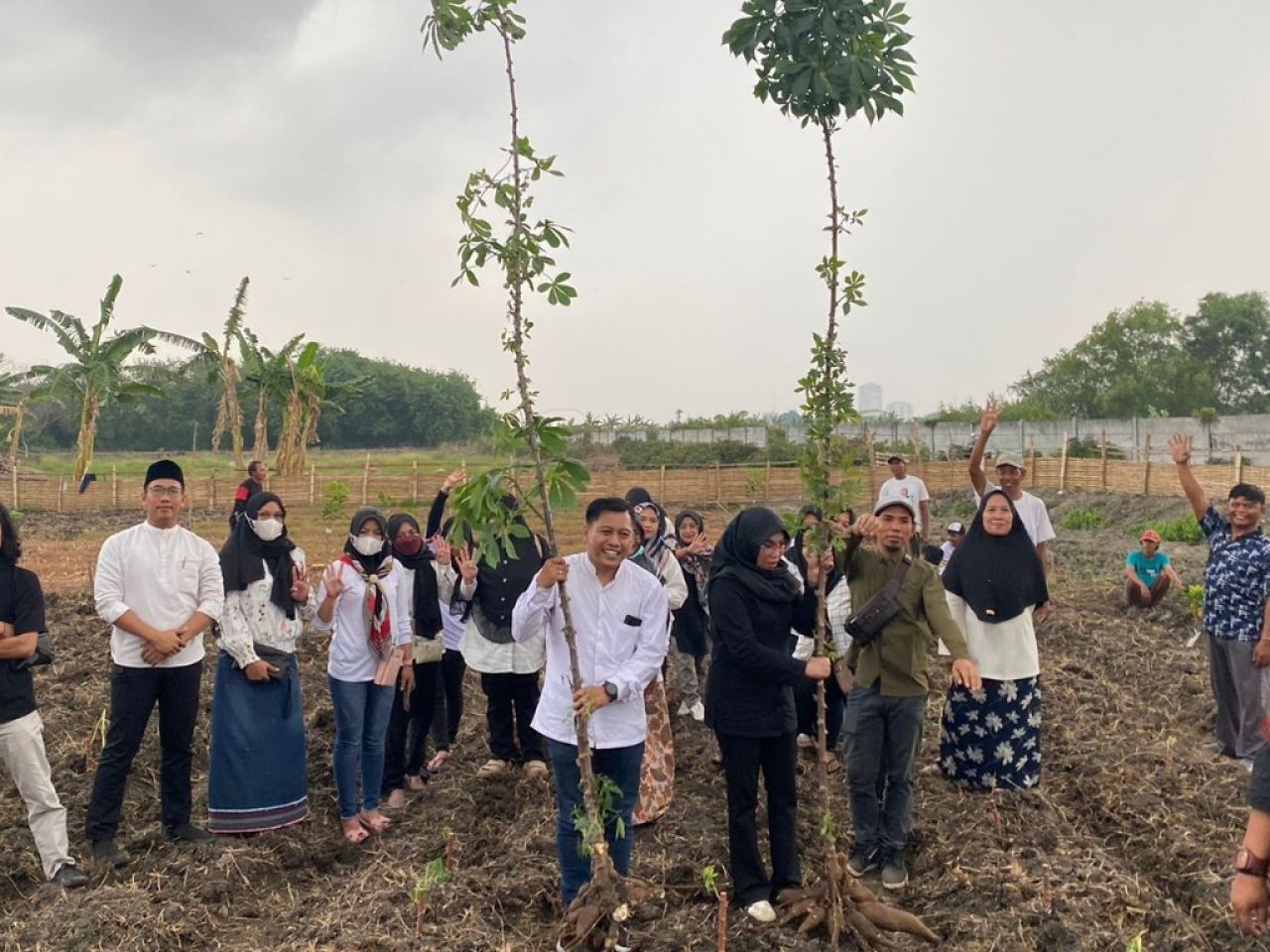 Kampanye Hijau, Dewan Kebudayaan Nasional PDI-P Surabaya Tanam Ratusan Pohon