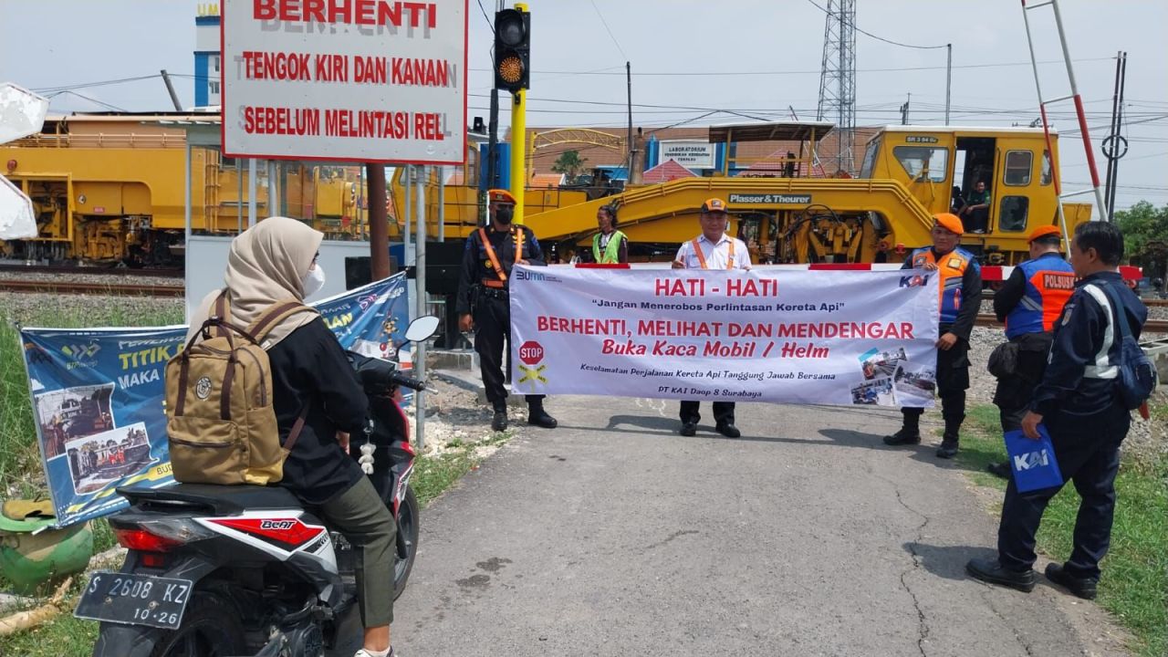 Jalur Ganda Stasiun Mojokerto - Sepanjang Beroperasi, Berhenti, Lihat dan Dengar Sebelum Melewati Perlintasan KA