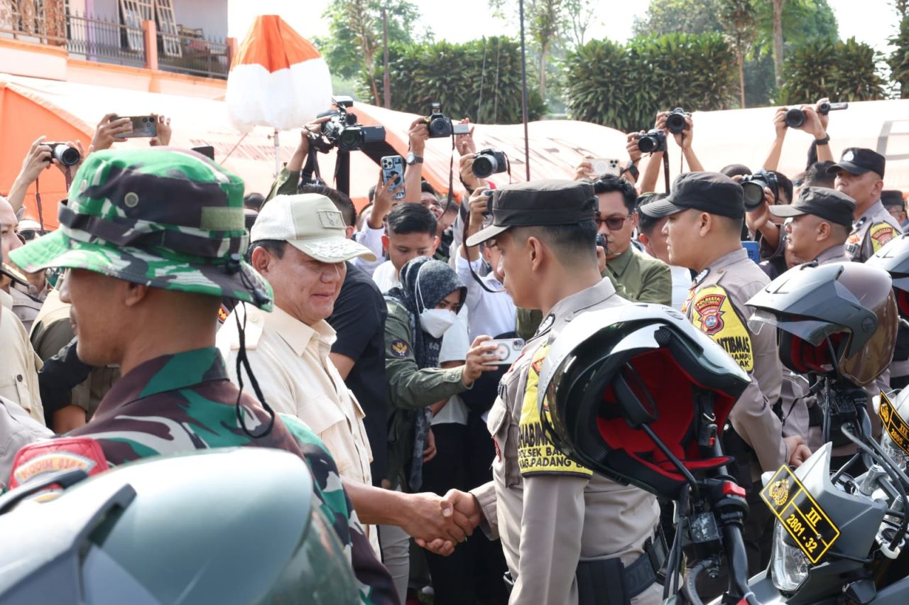 Kunjungi Posko Tanggap Bencana Erupsi Gunung Merapi Kabupaten Agam, Menhan Prabowo Beri Santunan