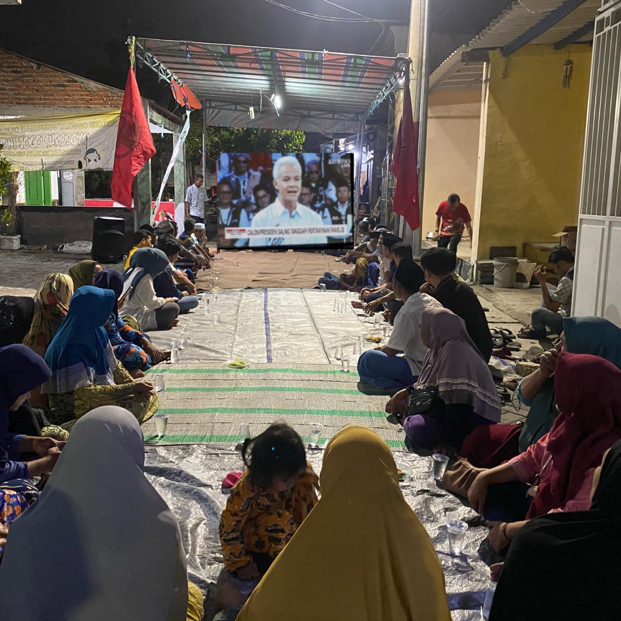 Cak Ghoni saat nobar debat capres bersama warga