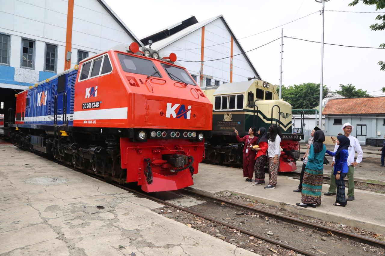 Lokomotif Livery Vintage Merah dan Biru Warnai Peringatan 1 Abad Beroperasinya Depo Sidotopo