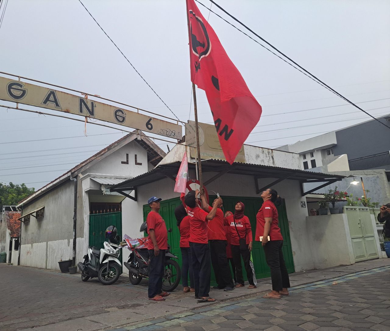 Semangat Menang Hattrick, Bendera PDI Perjuangan Berkibar di Perkampungan Surabaya