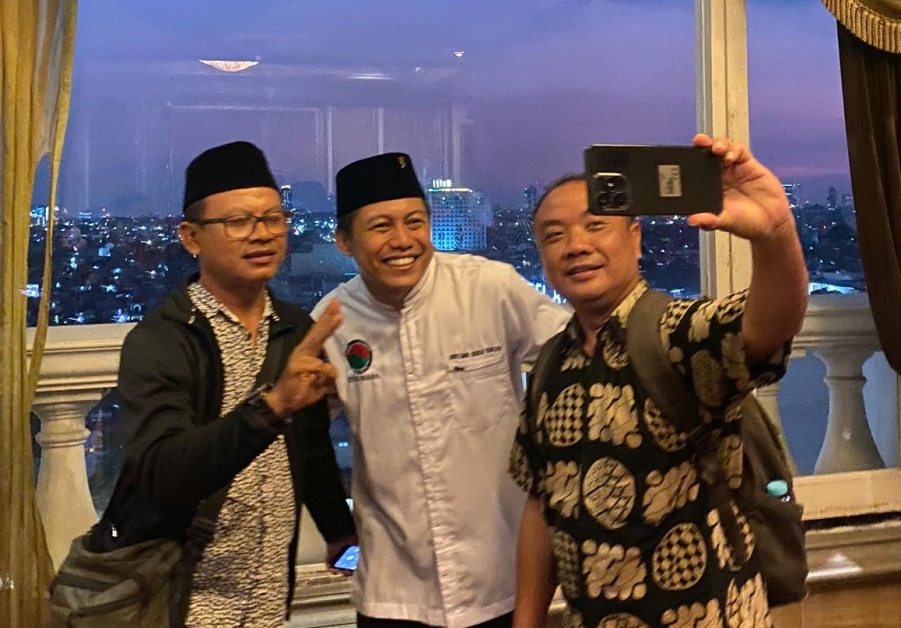 Potret Cak Ghoni Disukai Konstituennya, Warga Hingga Tokoh Masyarakat Ngajak Shelfie Bareng