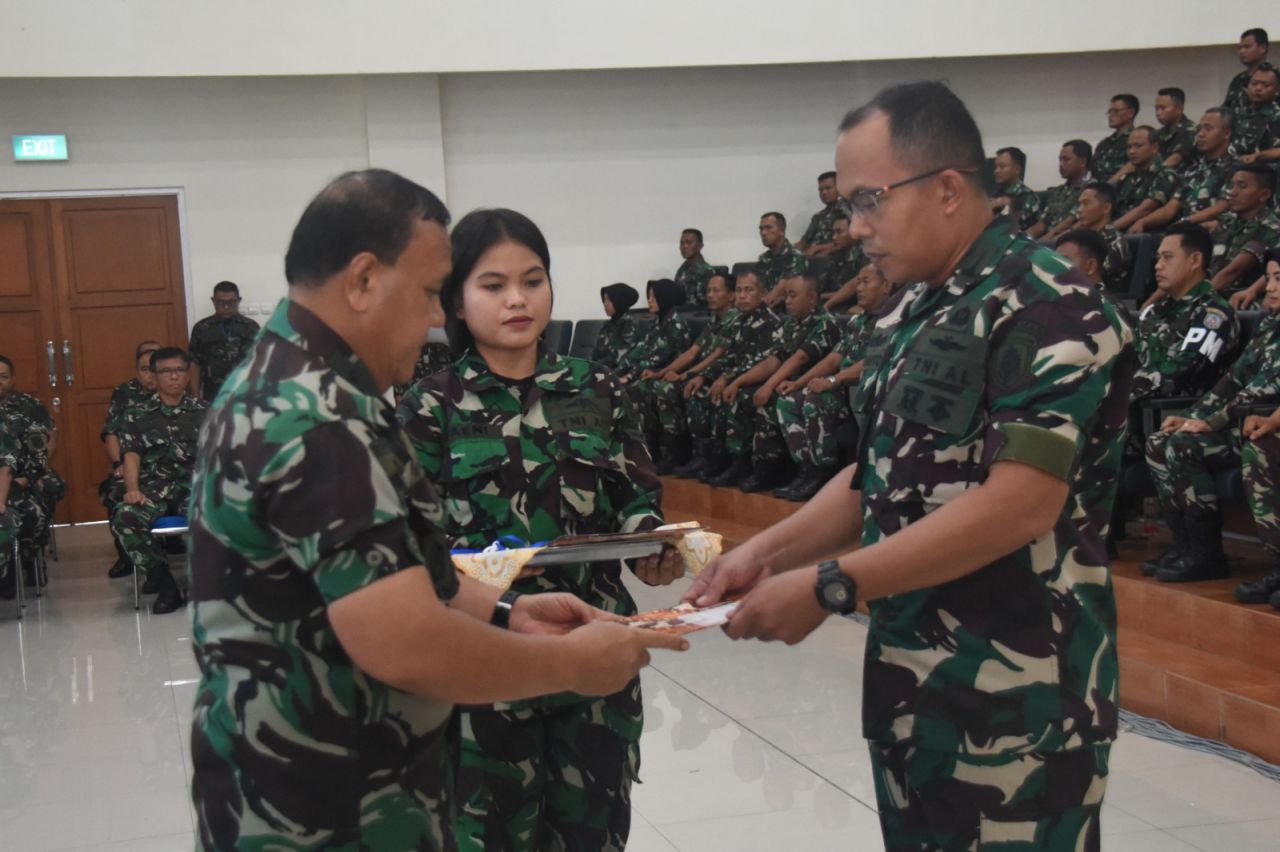 Kapokgadik Kodiklatal Tutup Kursus Bingsis dan Micro Teaching TNI AL