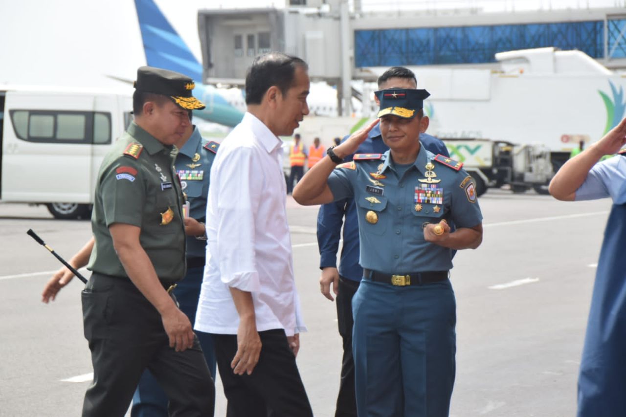 Danlantamal V Sambut Kedatangan Presiden RI Dan Panglima TNI di Bandara Internasional Juanda