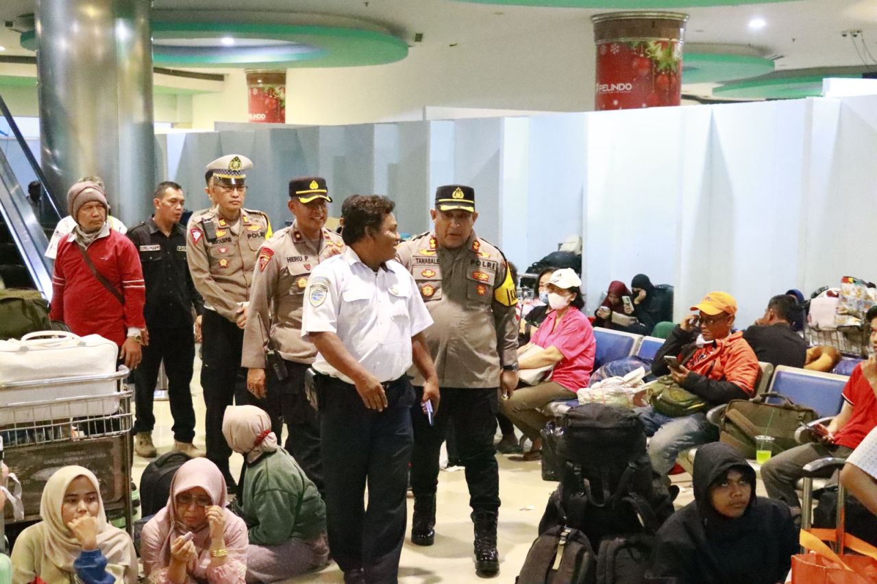 Nataru, Kapolres Pelabuhan Tanjung Perak Mengecek Kesiapan Transportasi Laut