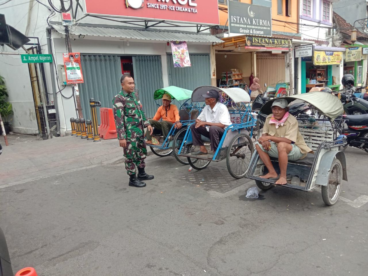 Bangun Kedekatan, Babinsa Semampir Lakukan Komunikasi Sosial dengan Warga Binaan