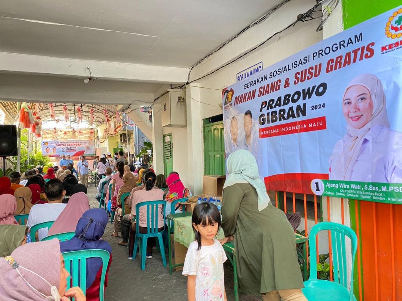 Sosialisasi Program Unggulan Prabowo-Gibran, Ajeng Wira Wati Bagikan Ratusan Kotak Makanan dan Susu