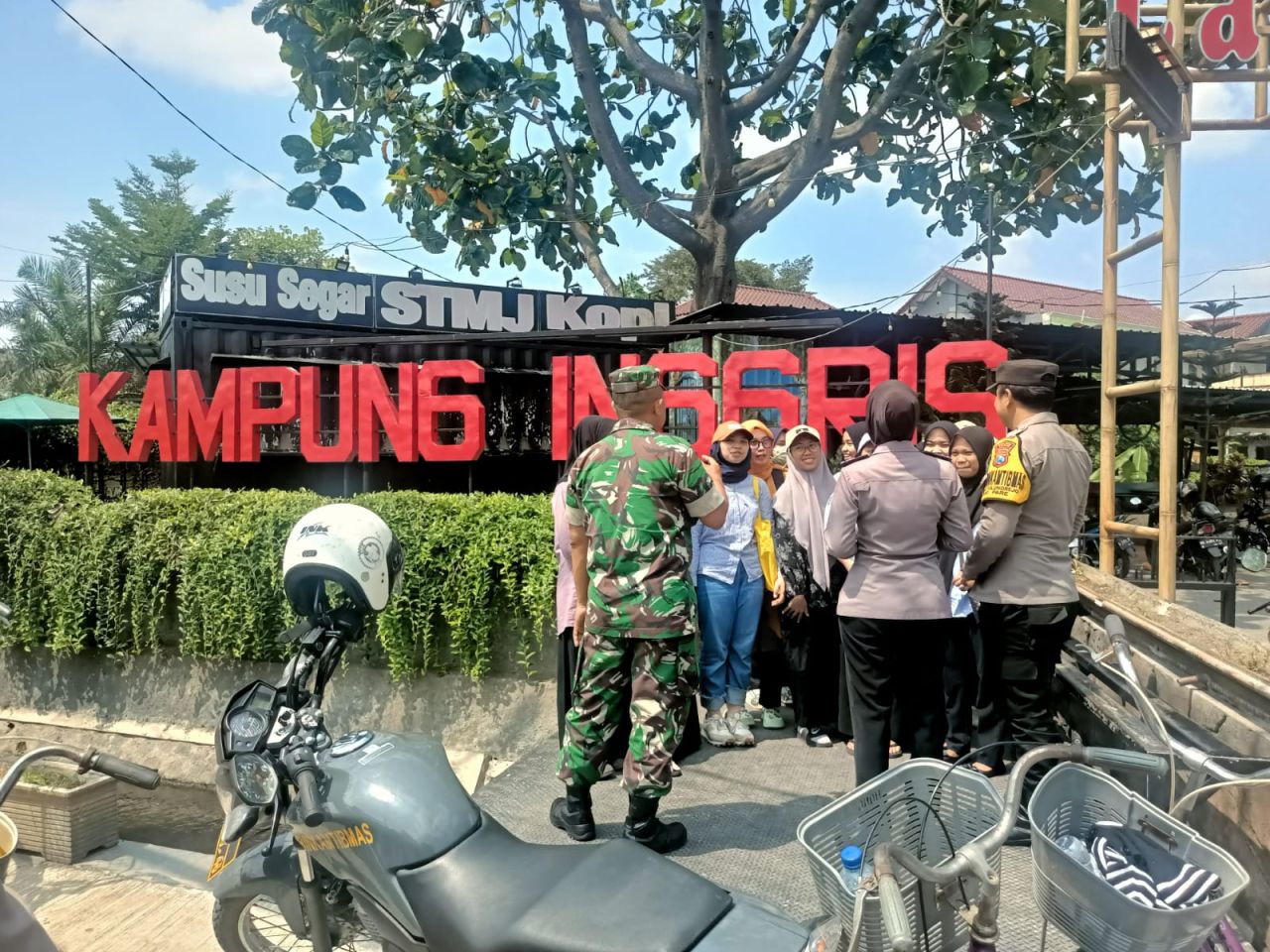 Gelar Binlu Polisi Kediri Pasang Spanduk di Kampung Inggris