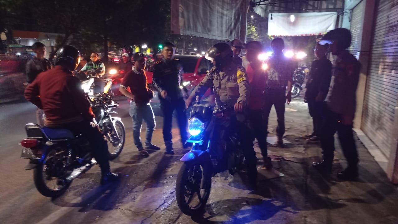 Patroli Perayaan Malam Tahun Baru 2024, Polsek Simokerto Amankan 13 Motor Knalpot Brong